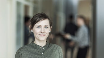 A picture of a woman who is a teacher of private one-on-one Danish lessons.