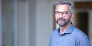 Et billede af en kvindelig underviser, der underviser i private en-til-en dansklektioner