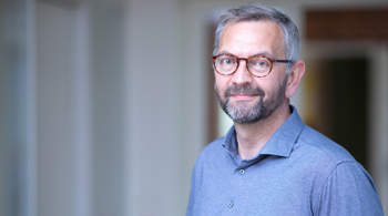 Et billede af en mand som er underviser i executive dansk, hvor man lære dansk intensivt