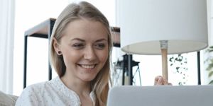 Et billede af en kvindelig underviser, der underviser i private en-til-en dansklektioner