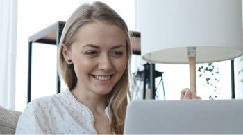 En kvinde gennemføre et online selvstudie kursus hos A2B