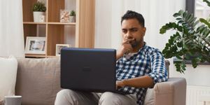 Et billede af en kvindelig underviser, der underviser i private en-til-en dansklektioner