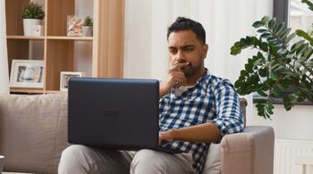 En mand gennemgår lektioner fra A2Bs udvidet online selvstudie kursus